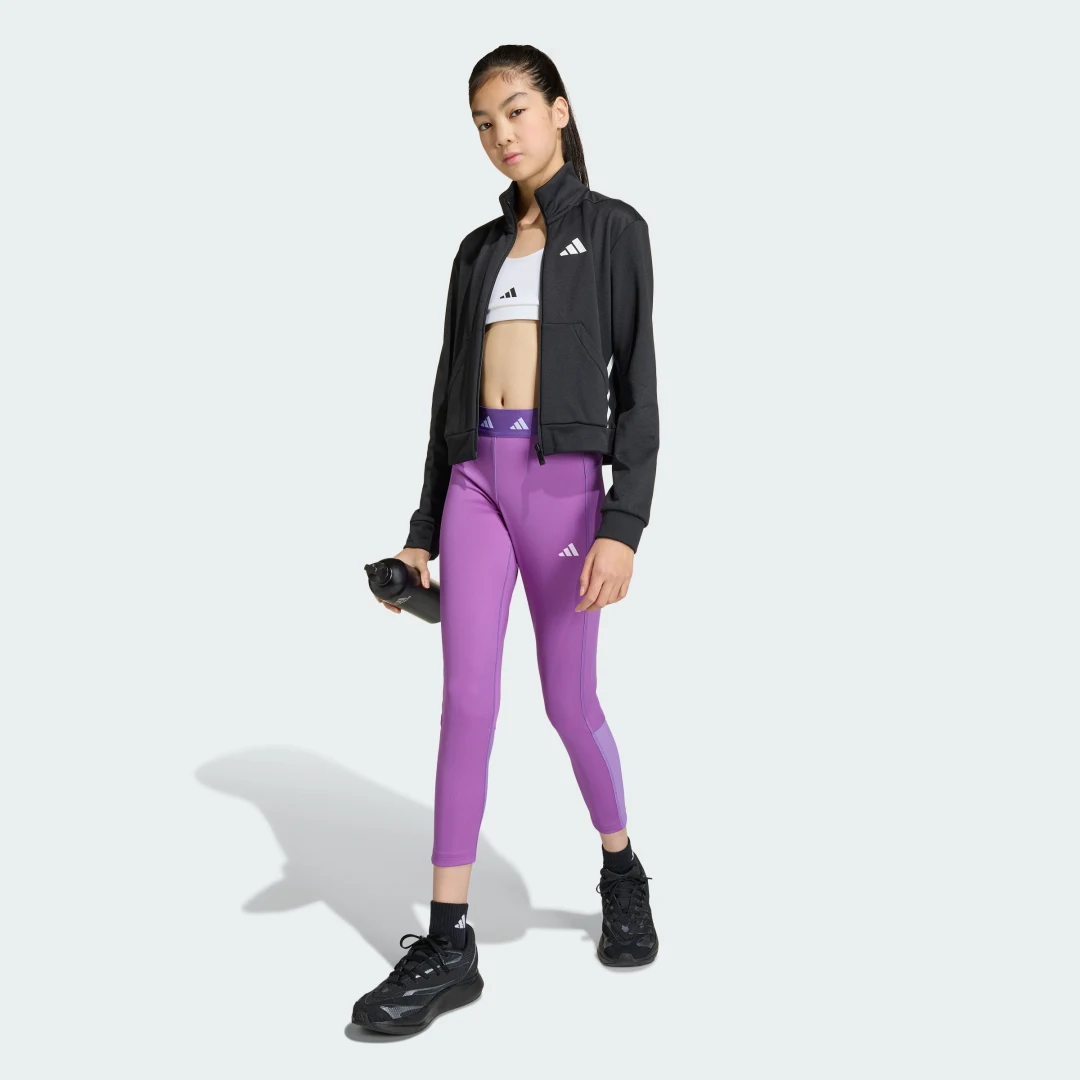 Detalle de Mallas Techfit 7/8 de Adidas – color violeta