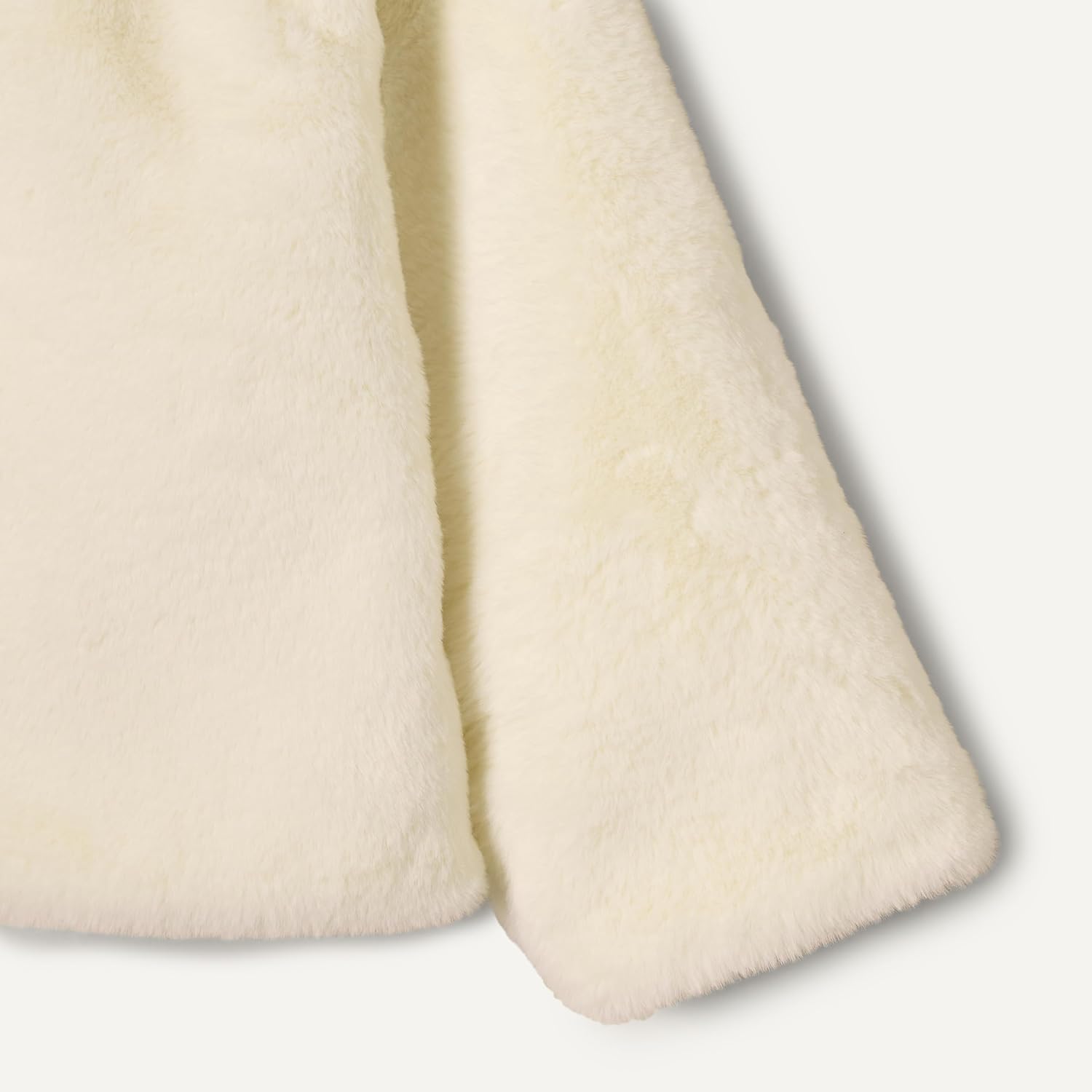 Detalle de Amazon Essentials x Sofia Grainge Toddler and Baby Girls' Faux Fur Jacket
