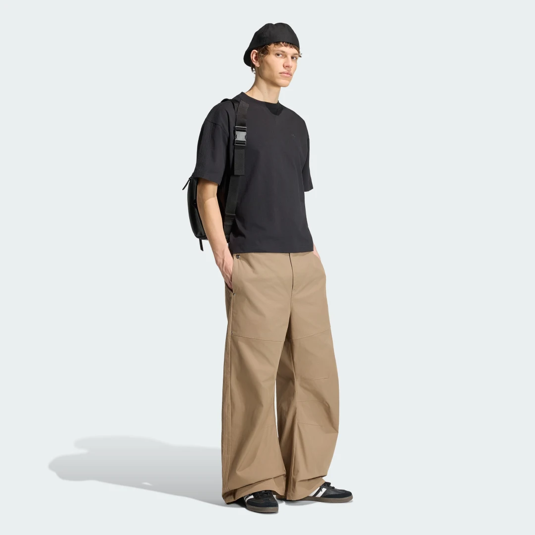 Detalle de Pantalón ancho premium Essentials de Adidas – Beige