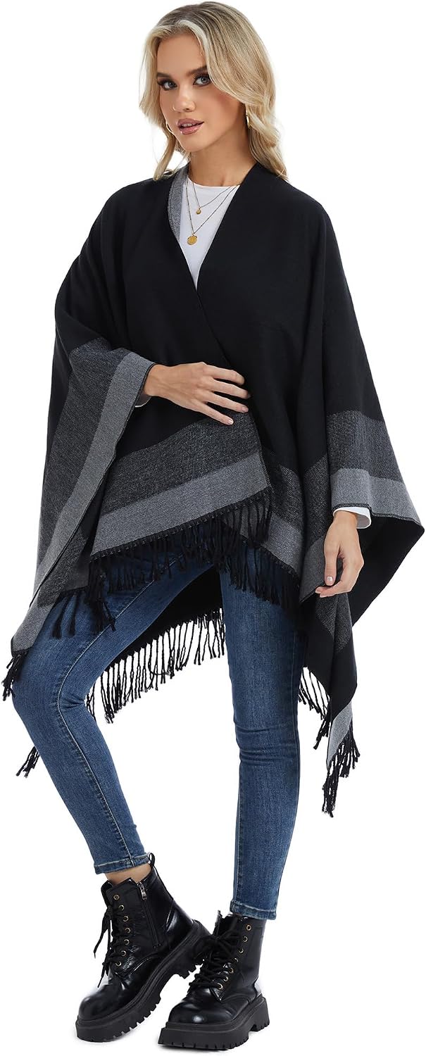 Detalle de coonis oversized damesponcho en stola, zacht en open model