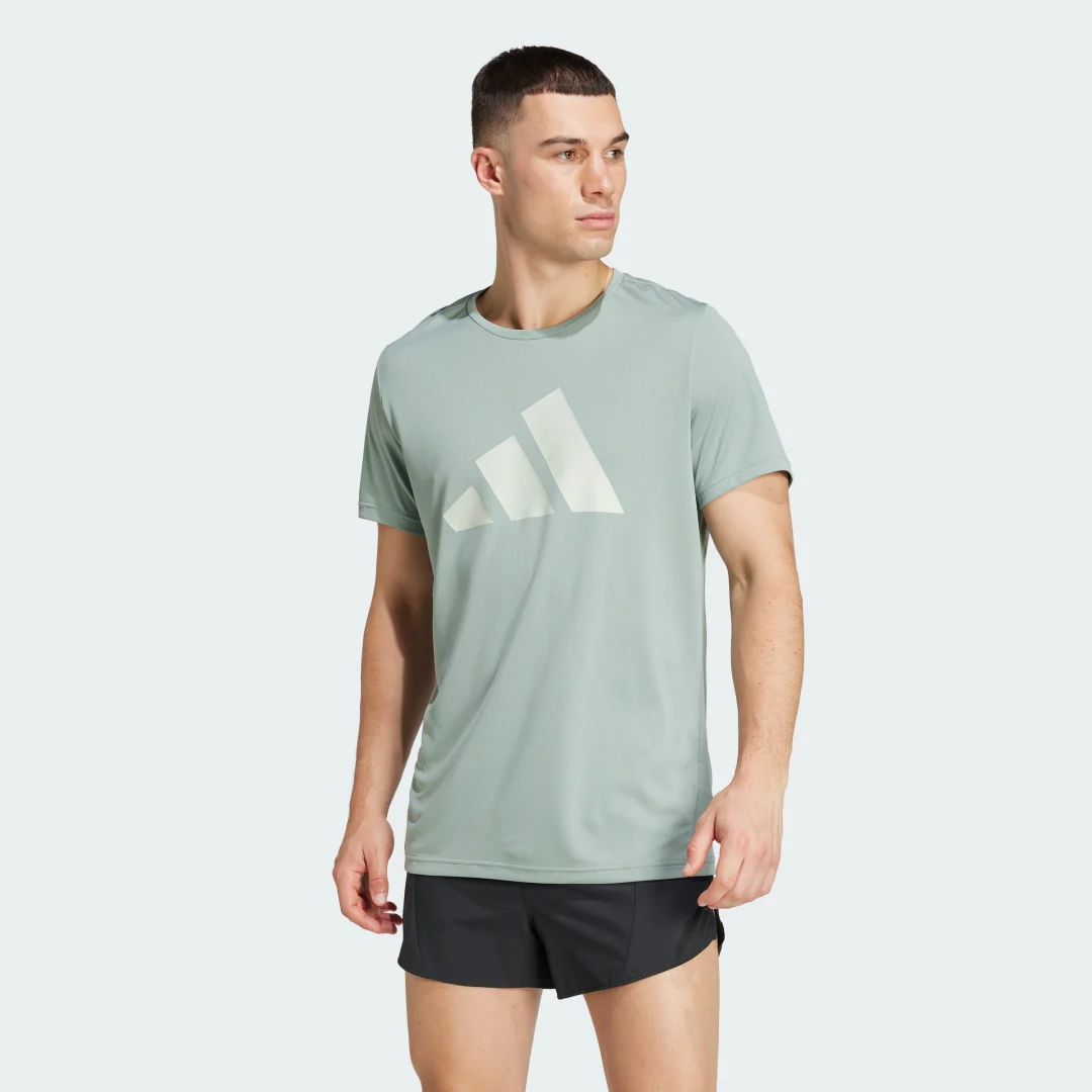Detalle de Camiseta Run It de Adidas: una opción verde para tus entrenos diarios