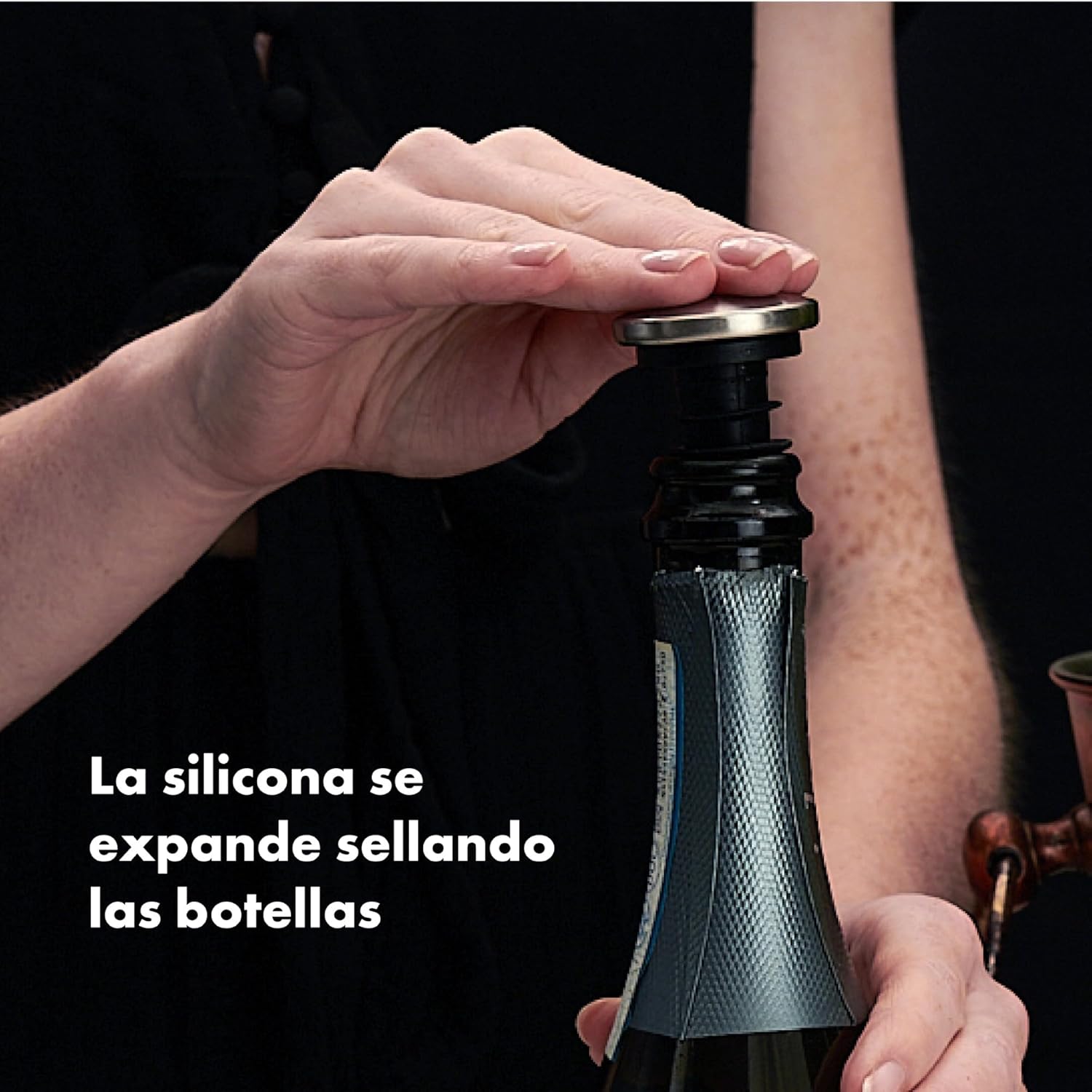 Detalle 2 de Tapones para vino a prueba de goteo OXO SteeL 🍷