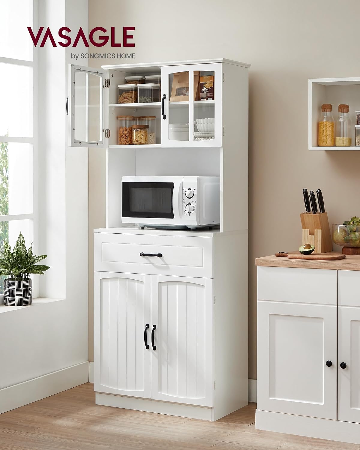 Detalle de VASAGLE LSC361W21 Tall Kitchen Cabinet with Glass Doors and Adjustable Shelves