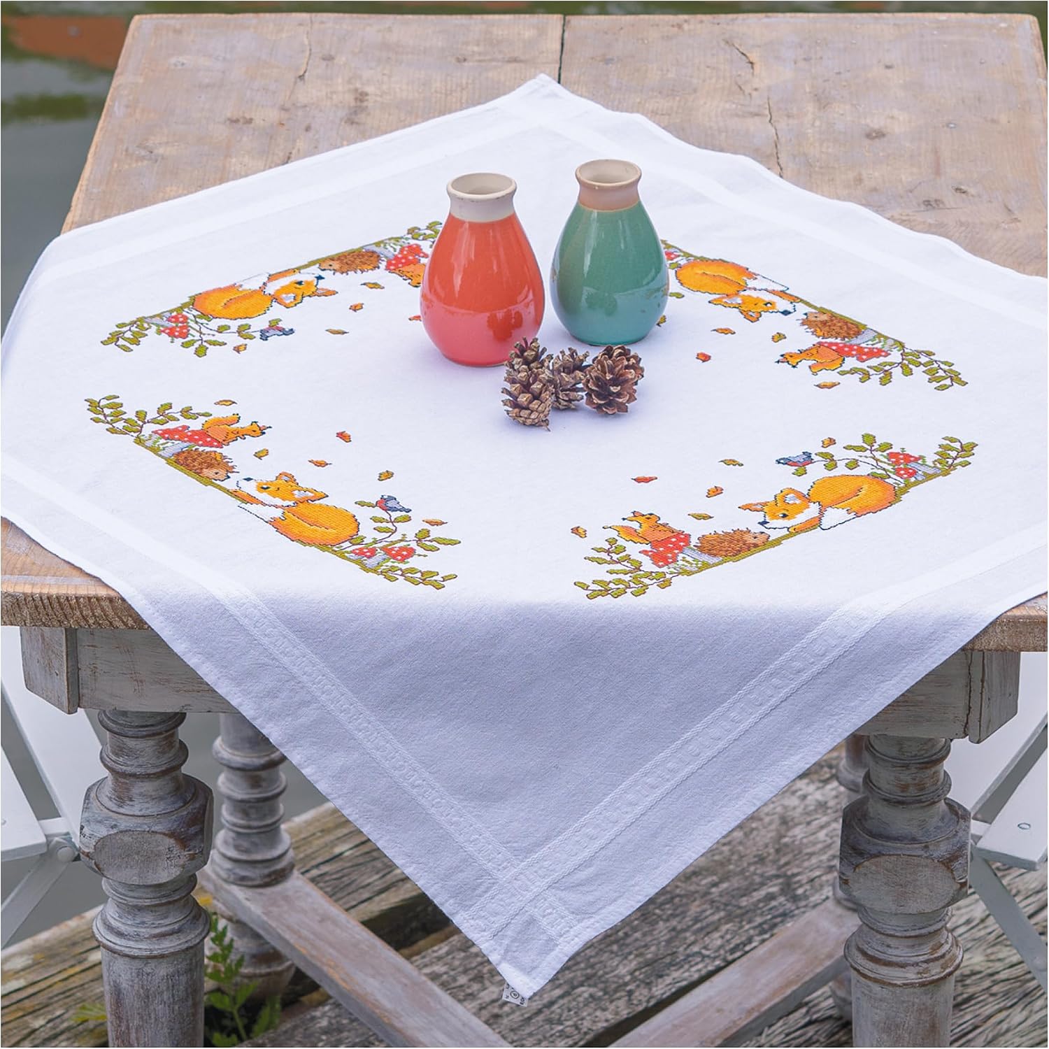 Detalle de Vervaco Zwierzęta Jesiennego Lasu – zestaw do haftu krzyżykowego, obrus 80 × 80 cm