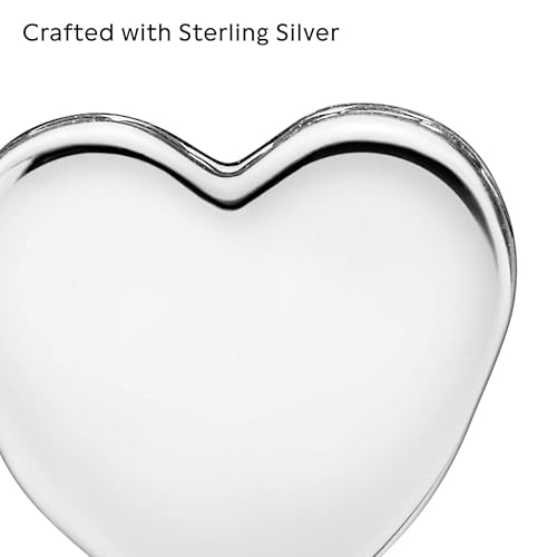 Detalle de Pandora Moments Dije grabable con diseño de corazón en plata de ley