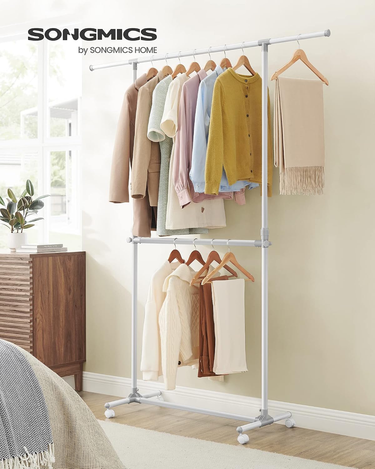 Detalle de SONGMICS Double Clothes Rail LLR401W01 review: practical, mobile garment storage with extendable top rail