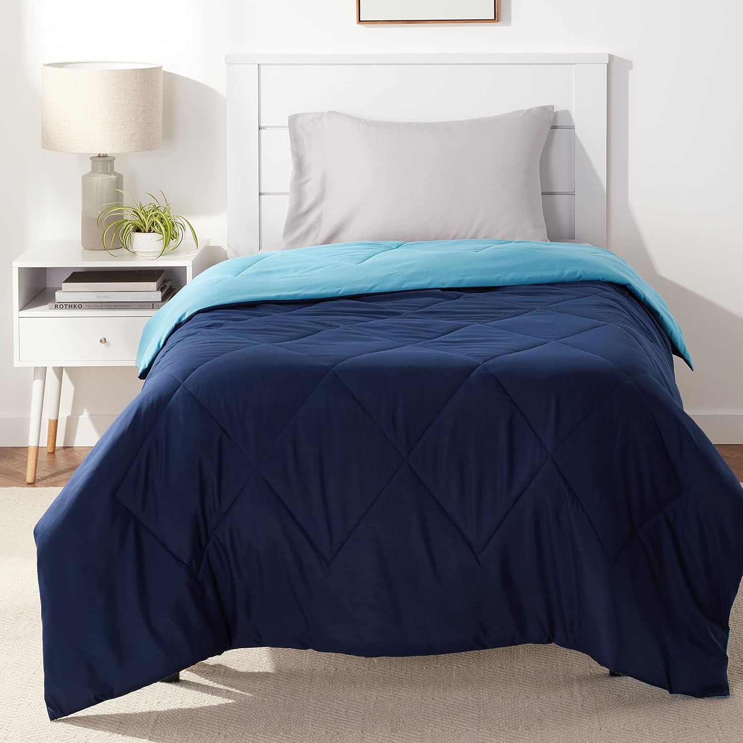 Thumbnail 5 de Amazon Basics Couette 4 Saisons réversible pour lit 2 Personnes – 220 x 240 cm, gris/noir