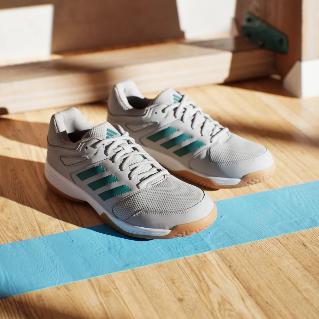 Detalle 2 de Zapatilla Speedcourt Indoor de Adidas: versatilidad para Score y entreno en pista cubierta