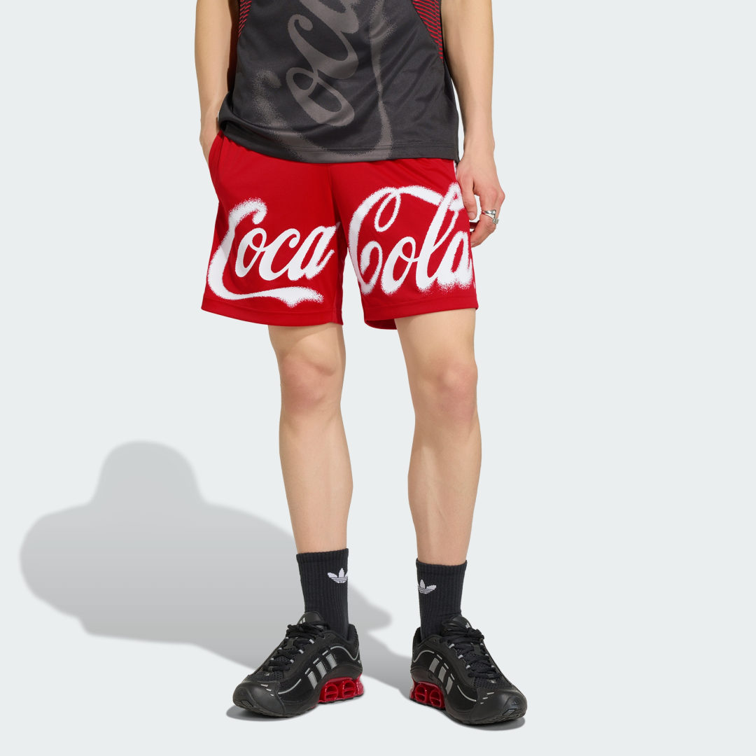 Detalle de Pantalón corto de entrenamiento adidas x Coca-Cola – rojo