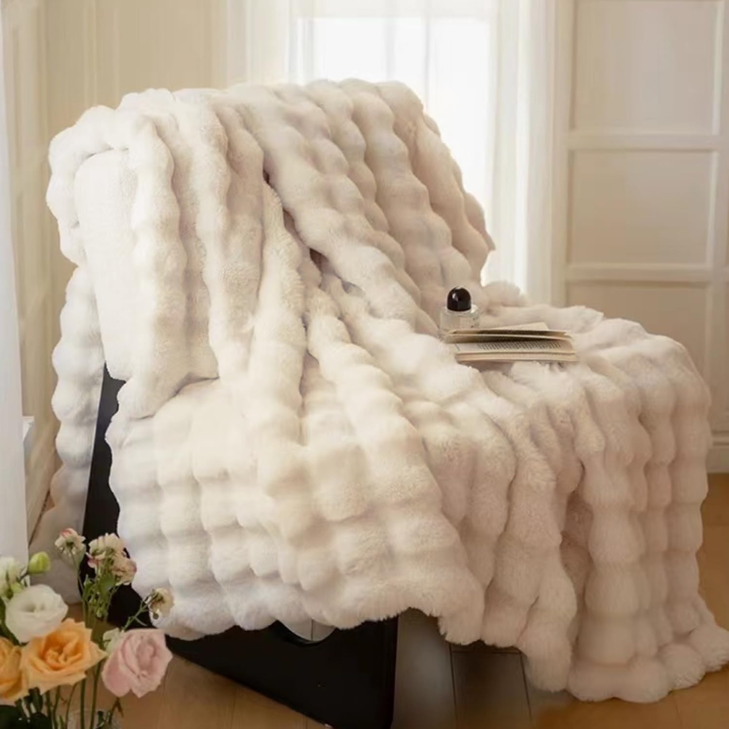Detalle de DREAMLANDING Faux Rabbit Fur Luxury Plush Sherpa Throw Blanket (Cream, 150 × 200cm) – Reversible warm cosy blanket for bed and sofa
