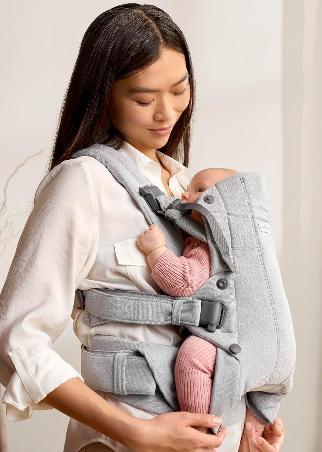 Detalle 2 de BabyBjörn Harmony Marsupio in Tessuto Mélange Grigio Chiaro — comfort 0–3 anni
