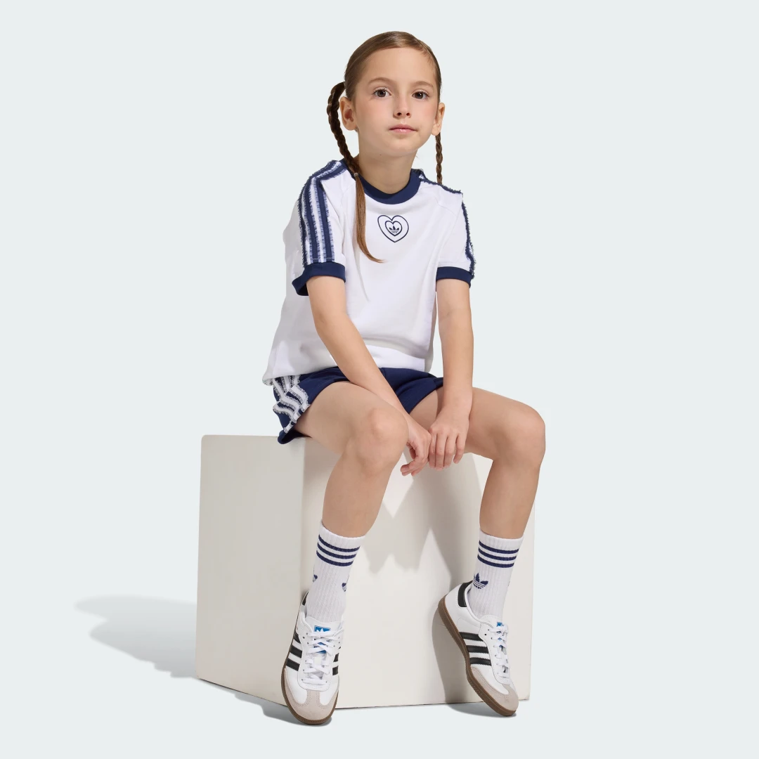 Detalle de Conjunto de camiseta y pantalón corto Adidas Disney (blanco)