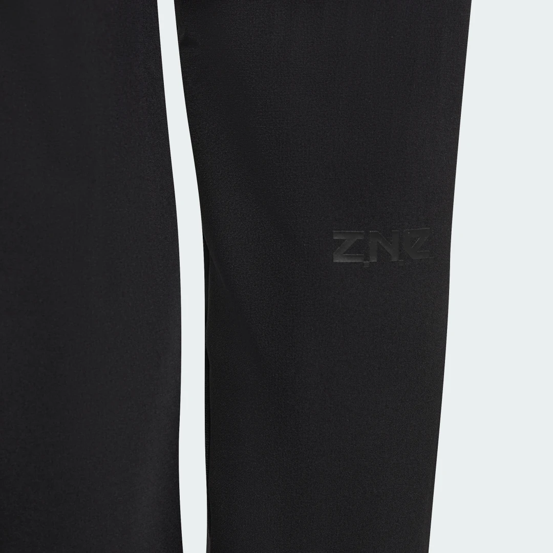 Detalle de Z.N.E. Woven Trousers Kids de Adidas: pantalón técnico para juego y deporte