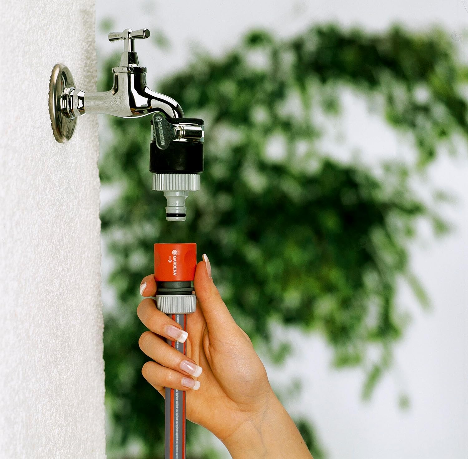 Detalle 1 de Gardena Wasserdieb Universal-Wasserhahn-Adapter (14–17 mm Ø) – Verbindung zum Gardena System