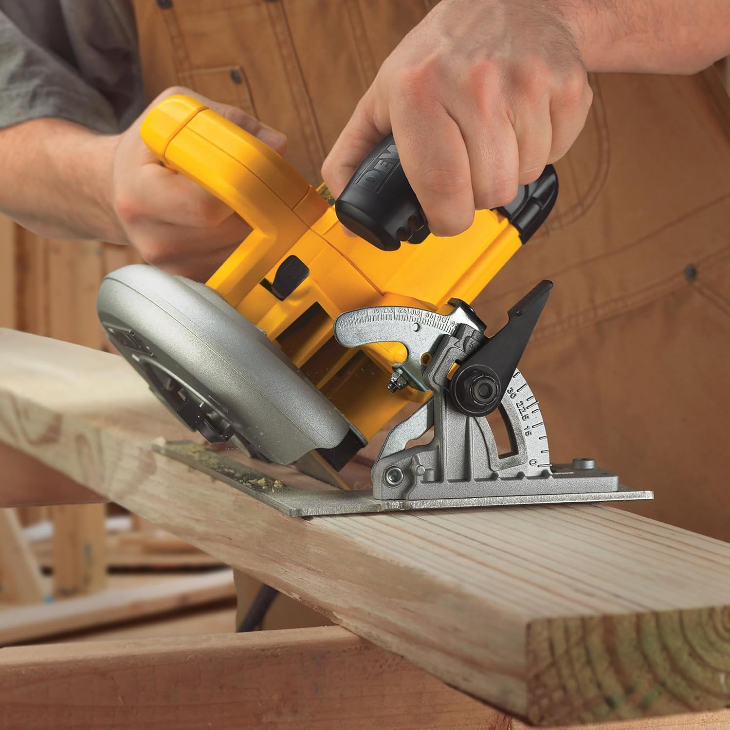 Detalle de DEWALT DWE575K-QS Scie Circulaire 1000 W — performance fiable pour chantier et atelier