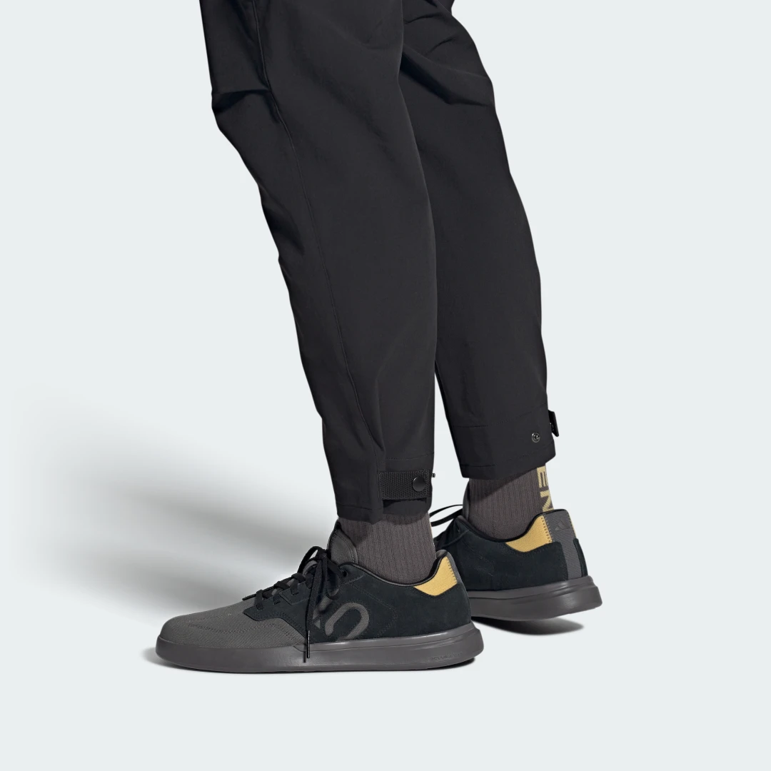 Detalle 2 de Zapatilla Five Ten Sleuth Mountain Bike de Adidas — diseño versátil para MTB urbano y de trail