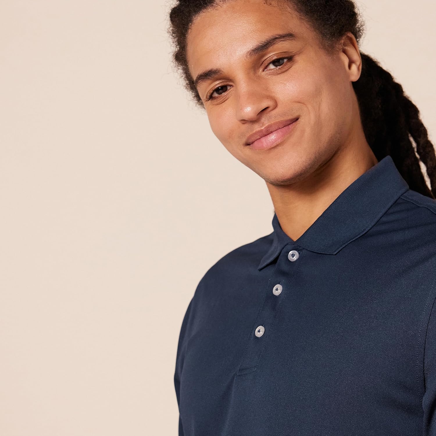 Thumbnail 2 de Amazon Essentials Herren Golf-Poloshirt mit schnell trocknendem Piqué – Schmale Passform in Auslauffarben