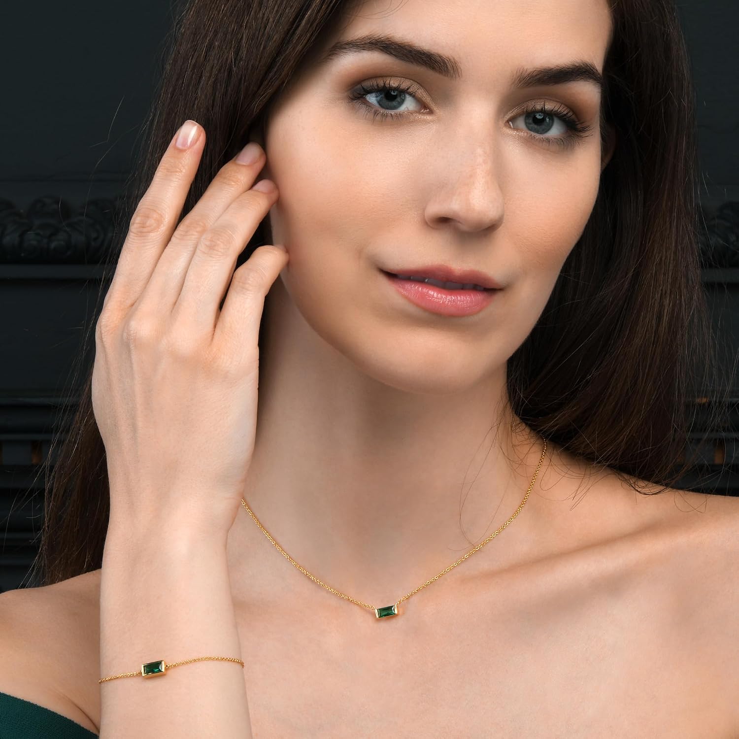 Detalle de Bracelet fin plaqué or Namana pour femme et jeune fille avec zircon vert en taille baguette