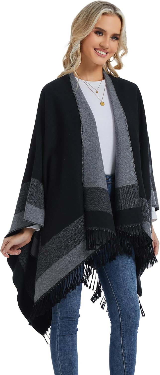 Detalle de coonis oversized damesponcho en stola, zacht en open model