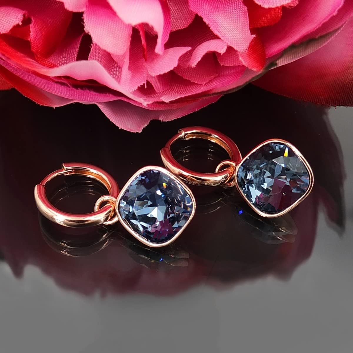 Detalle de Rosegold Creolen Charm Anhänger aus 925er Sterling Silber mit Markenkristallen – NOBEL SCHMUCK