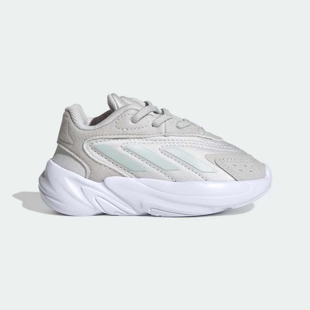 Detalle de Zapatilla Ozelia de Adidas: versatilidad y estilo para tu día a día