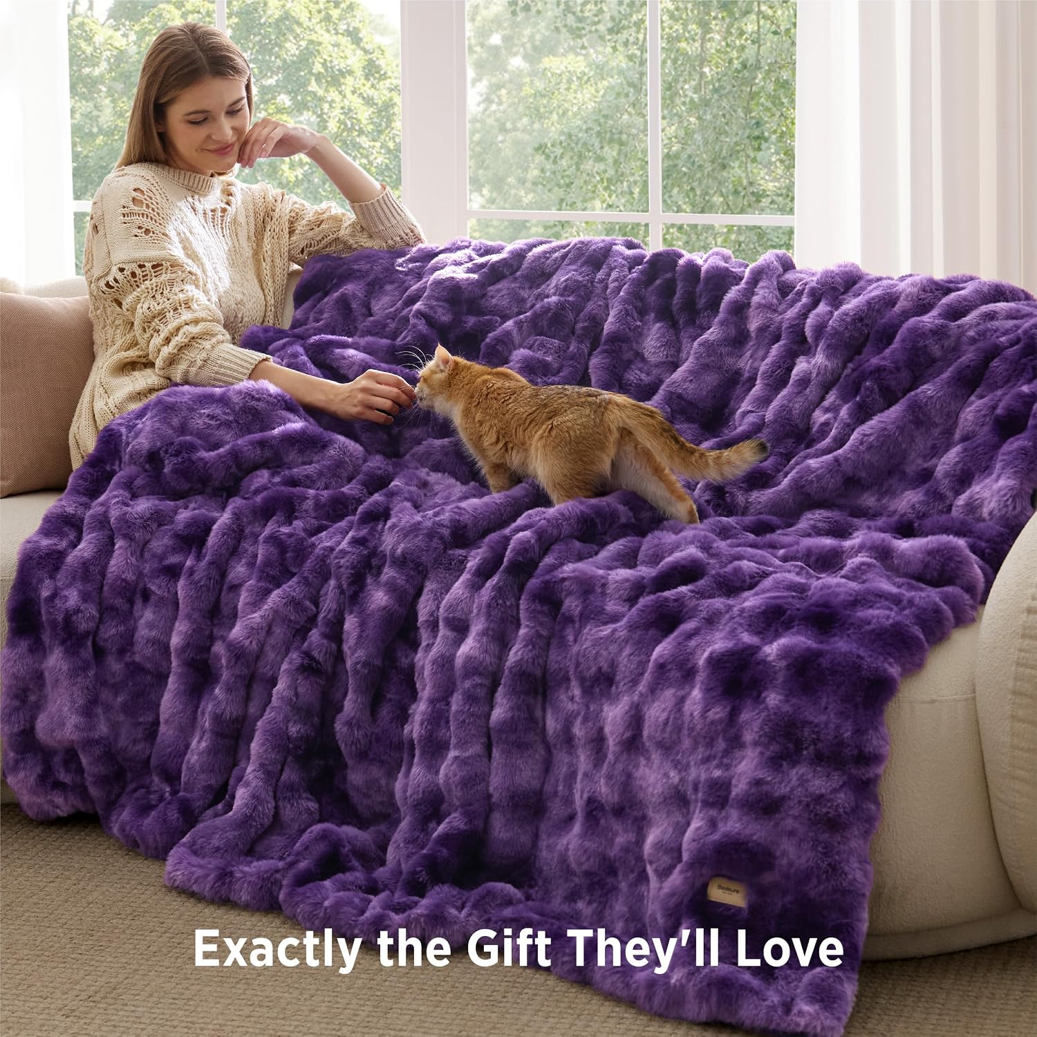 Detalle 1 de Bedsure Faux Rabbit Fur Blanket, King 104" x 90", Tie-Dye Purple