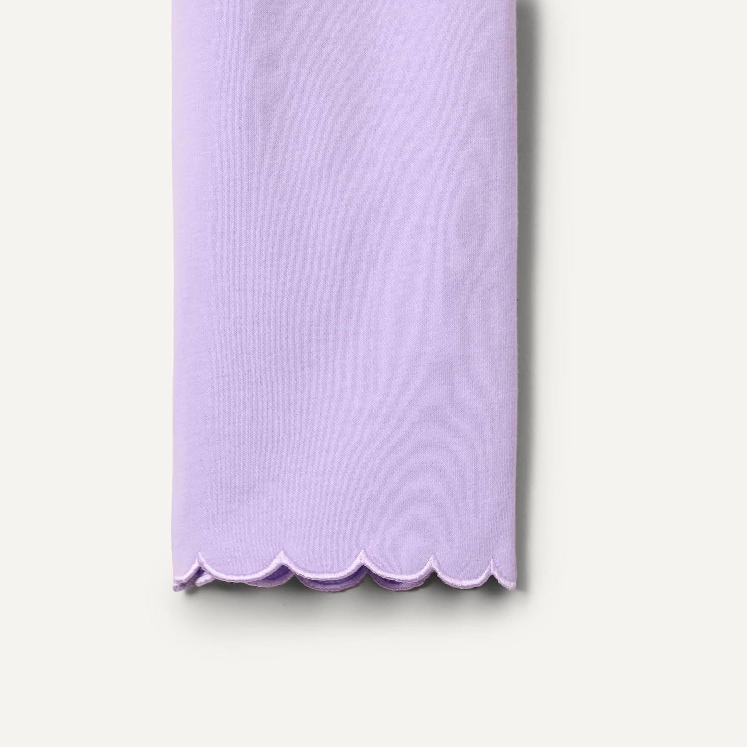 Detalle de Amazon Essentials x Sofia Grainge Toddlers and Baby Girls' French Terry Sweatshirt Pant and Top Set