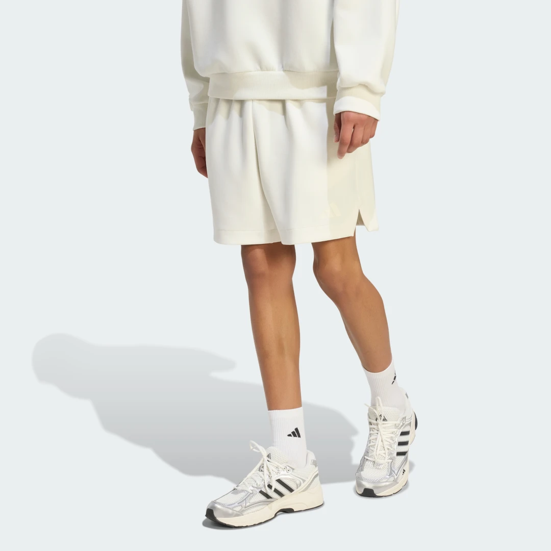 Detalle de PANTALÓN CORTO SOFT LUX de Adidas – comodidad y estilo en color blanco