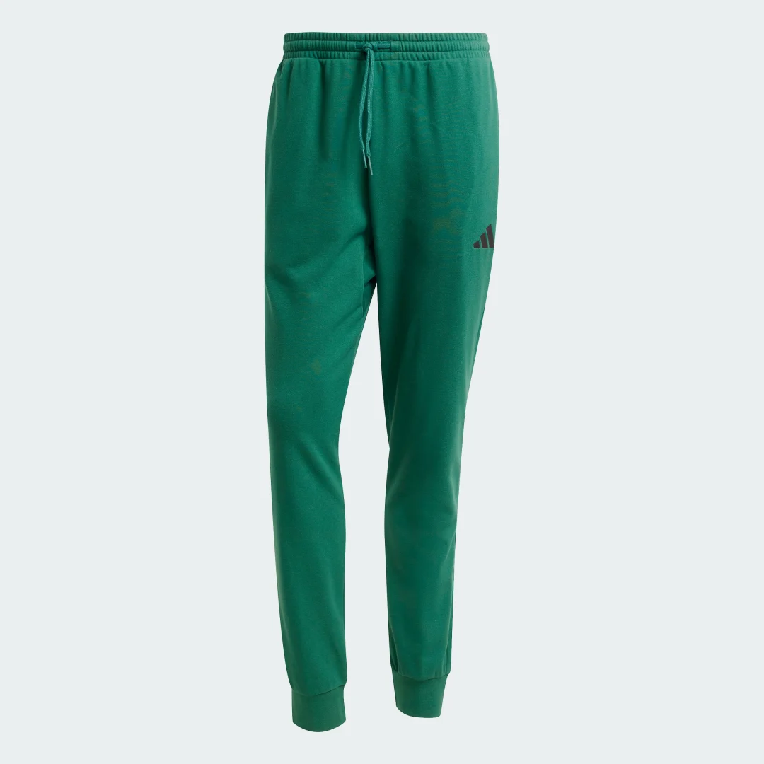 Detalle de Pantalón Essentials Feel Cozy French Terry de Adidas – comodidad en verde