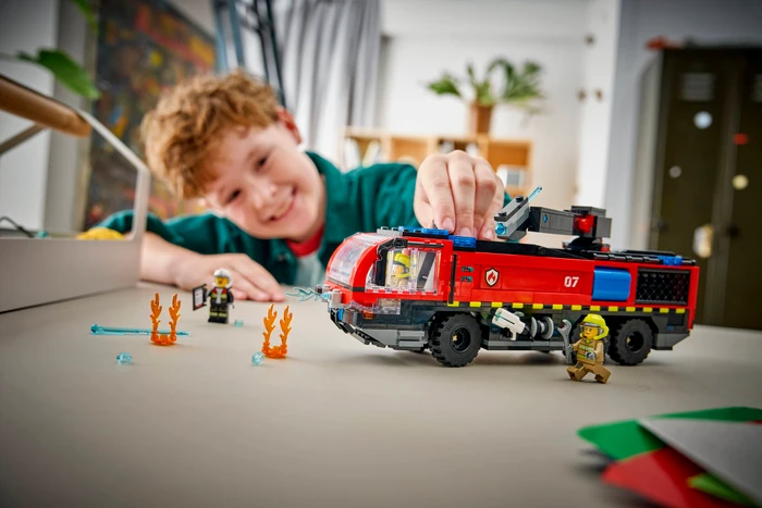 Detalle 2 de LEGO City Flughafenlöschfahrzeug 60499, 691 Teile
