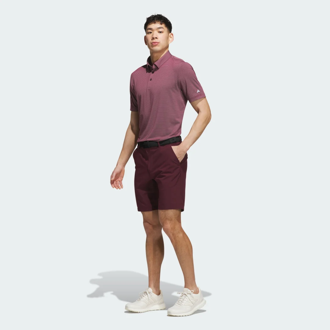 Detalle de Pantalón corto Ultimate365 8.5-Inch Golf de Adidas – Burgundy