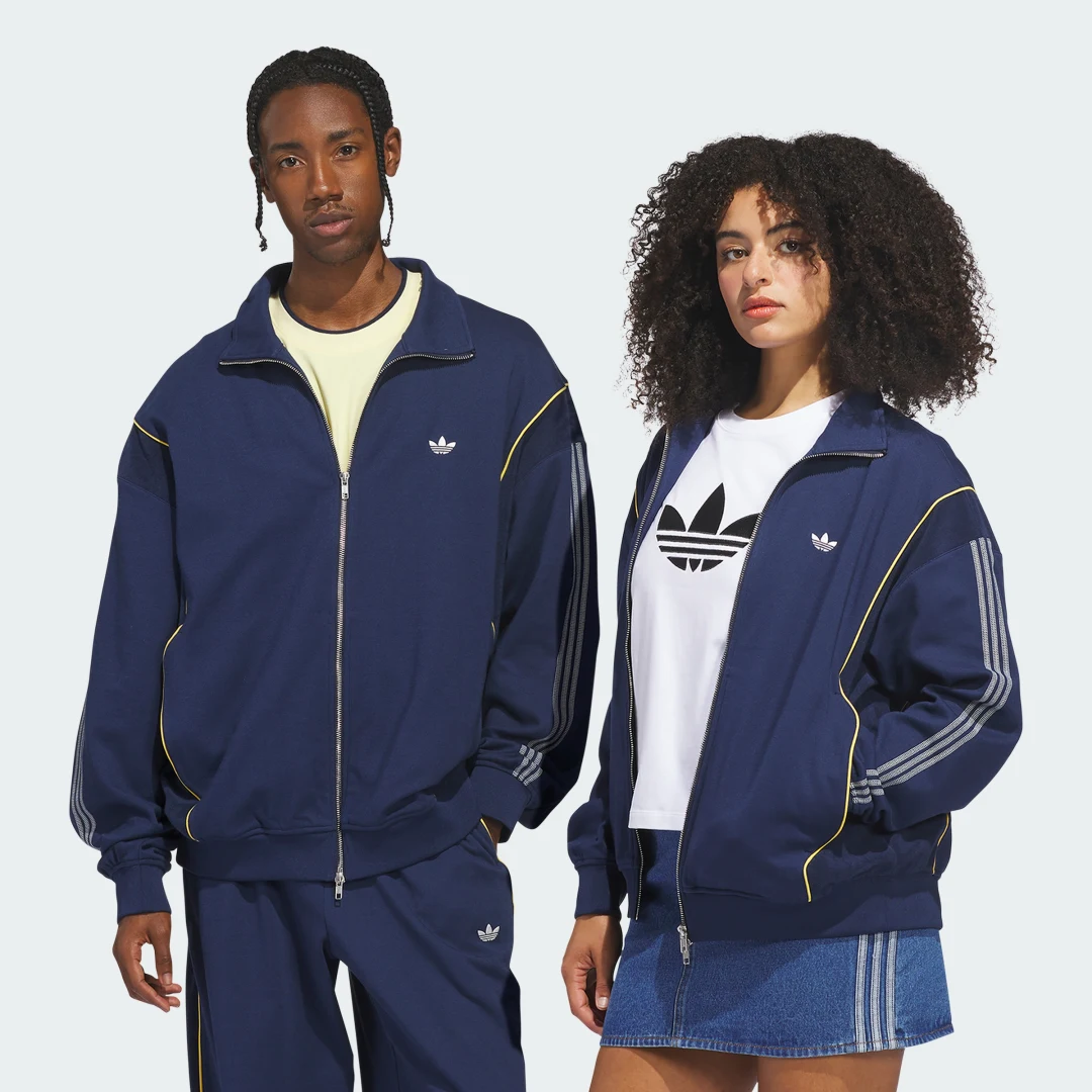 Detalle de CHAQUETA CITY TERRACE de Adidas: comodidad urbana en azul