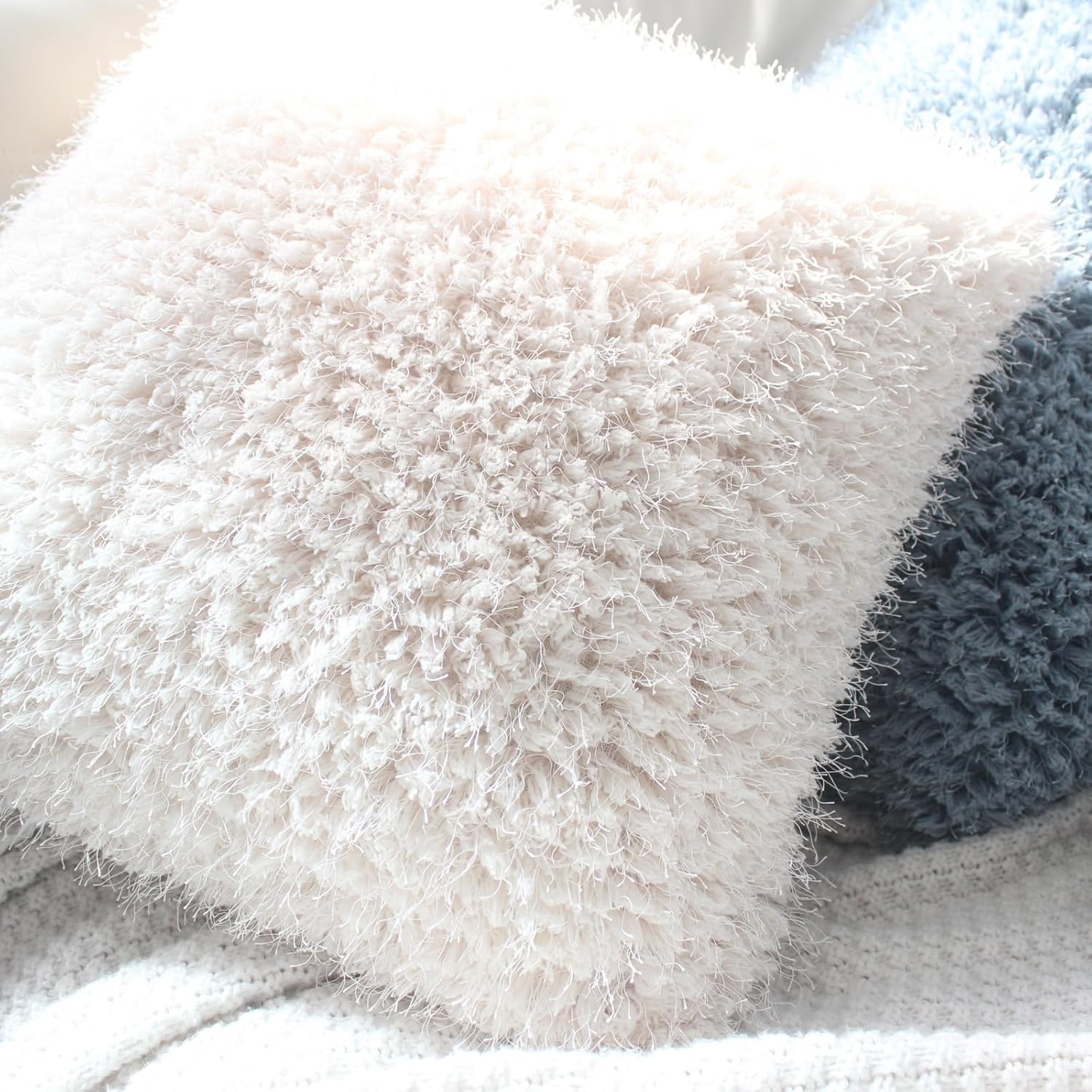 Detalle 2 de OYIMUA Sherpa & silk-style faux fur cushion covers (50cm x 50cm), beige, set of 2