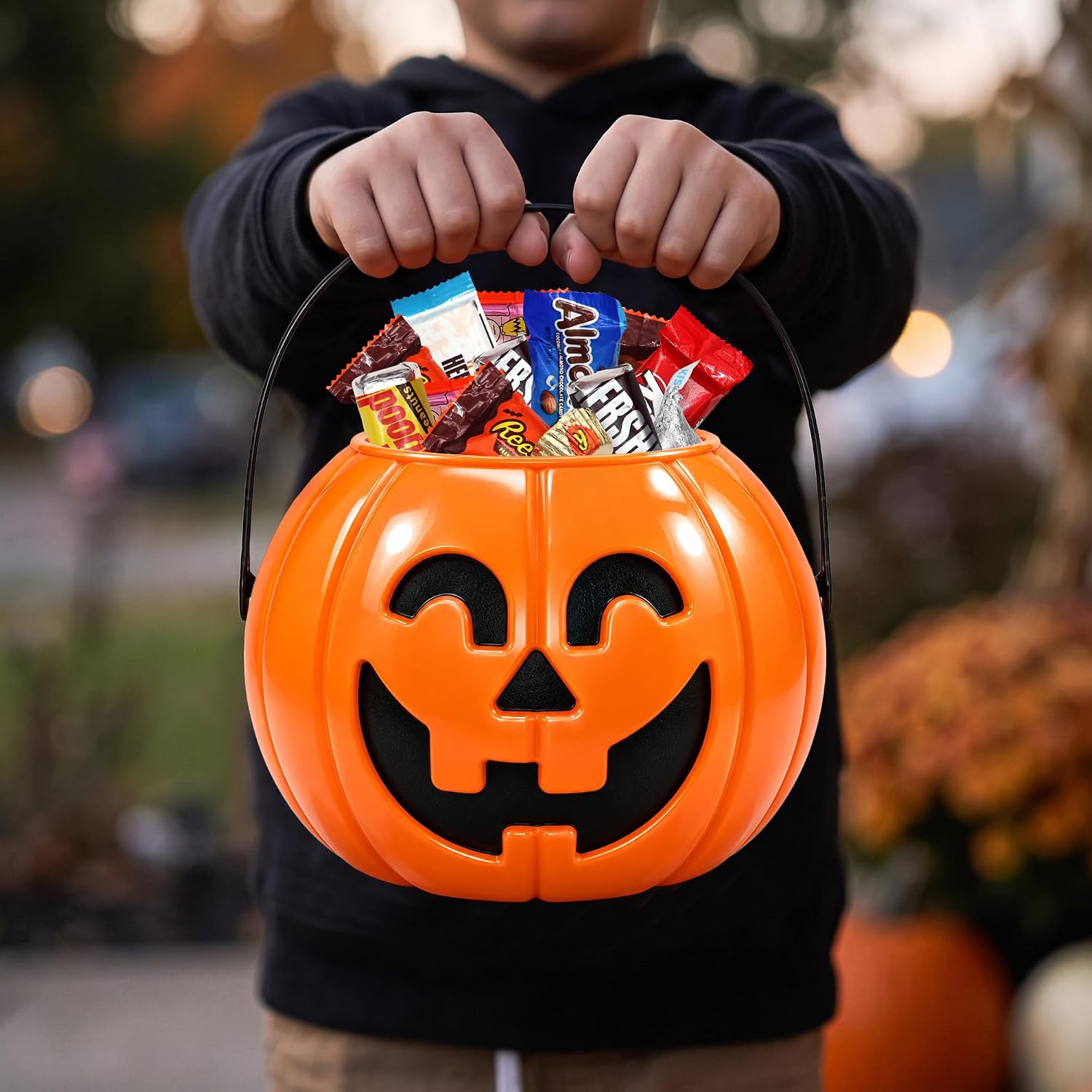 Detalle de Taboom Halloween Chocolate Pumpkin Bucket, 21 oz Individually Wrapped Candy