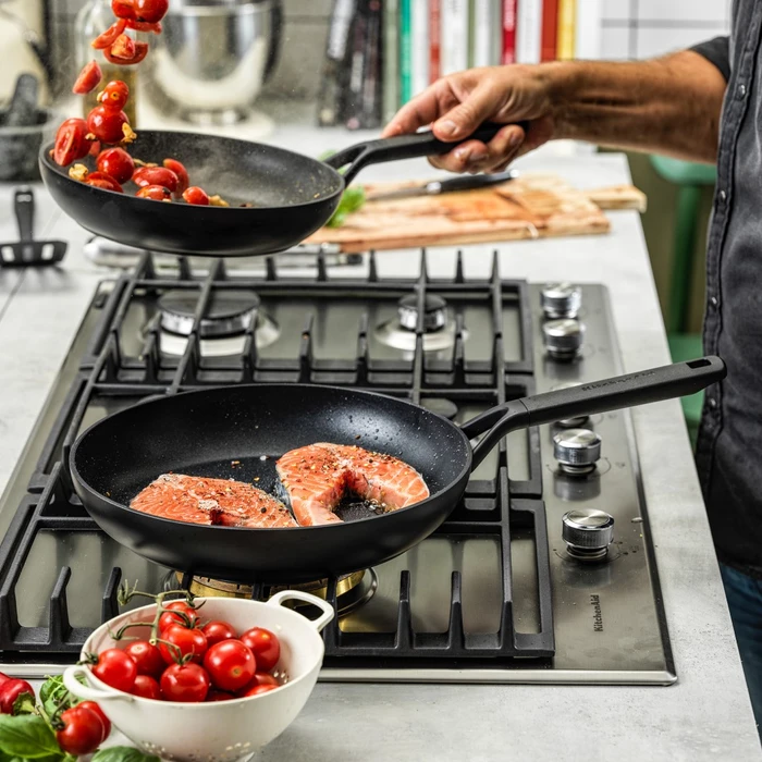 Detalle 2 de KitchenAid Classic Forged Wok 28 cm
