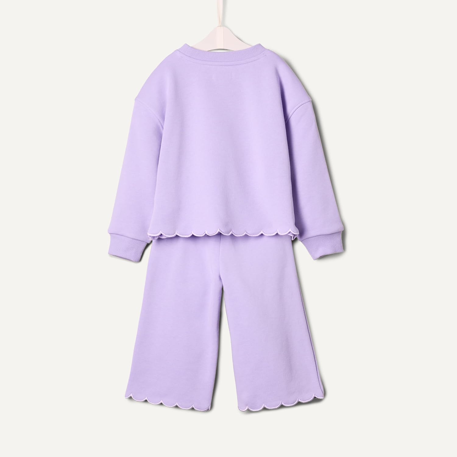 Detalle de Amazon Essentials x Sofia Grainge Toddlers and Baby Girls' French Terry Sweatshirt Pant and Top Set
