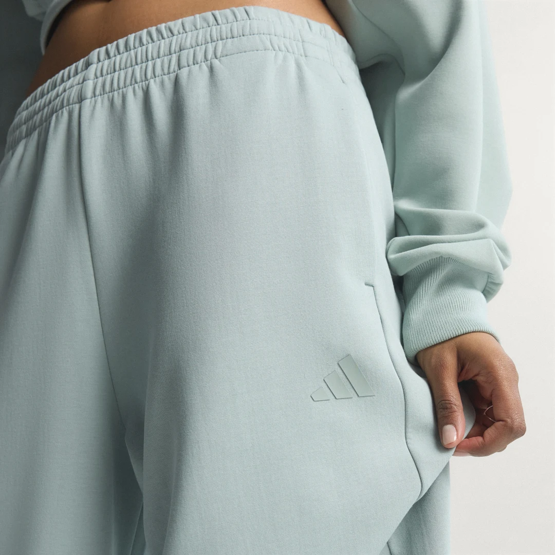 Detalle 2 de Adidas Pantalón recto Soft Lux en color verde