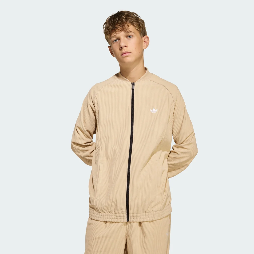 Detalle de CHAQUETA DEPORTIVA HOLGADA DE PANA SST de Adidas – beige, casual y cómoda