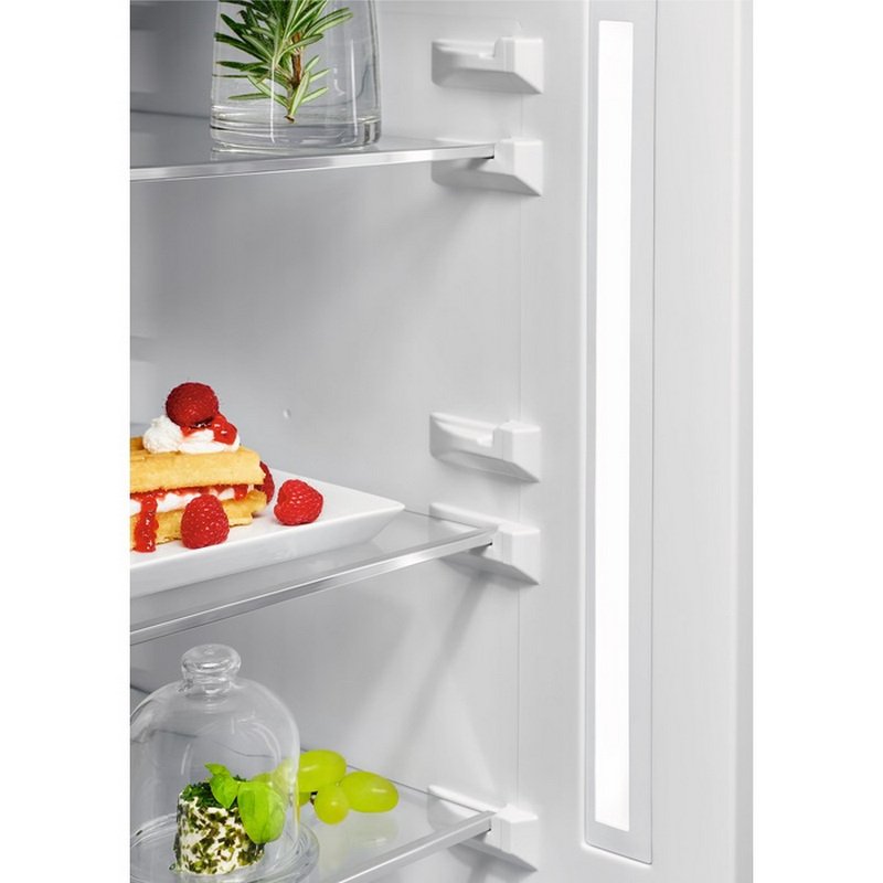 Detalle de AEG RCB736E4ML frigorífico combi 2,01 m