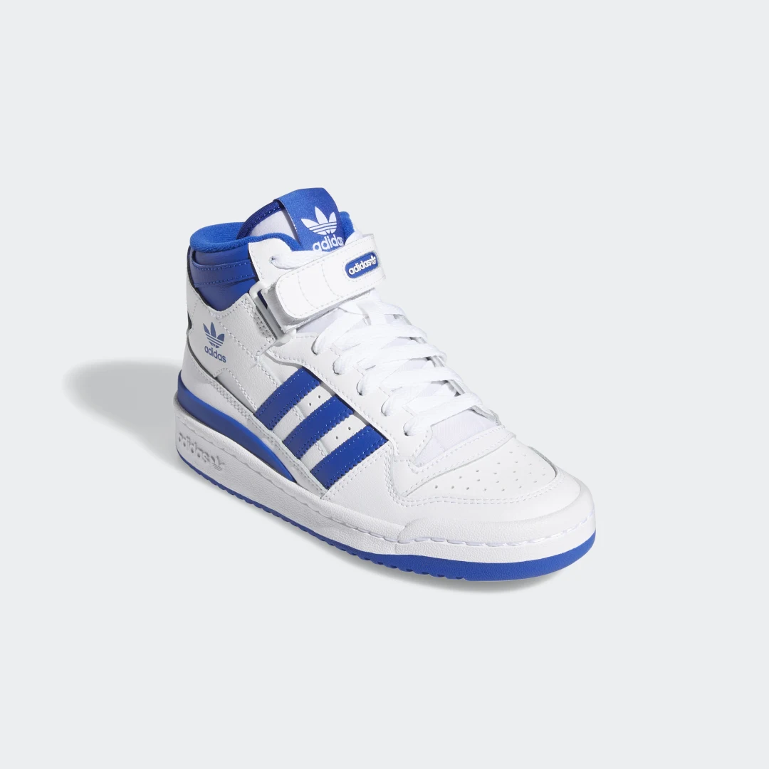 Detalle de Zapatilla Forum Mid de Adidas: estilo clásico en blanco para el día a día
