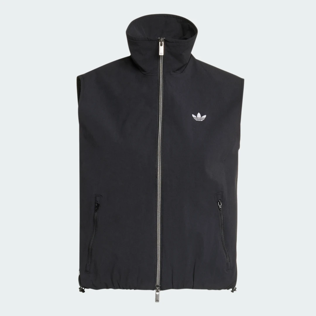 Detalle de SUDADERA SIN MANGAS ADILENIUM 5.0 de Adidas: comodidad en capas ligeras