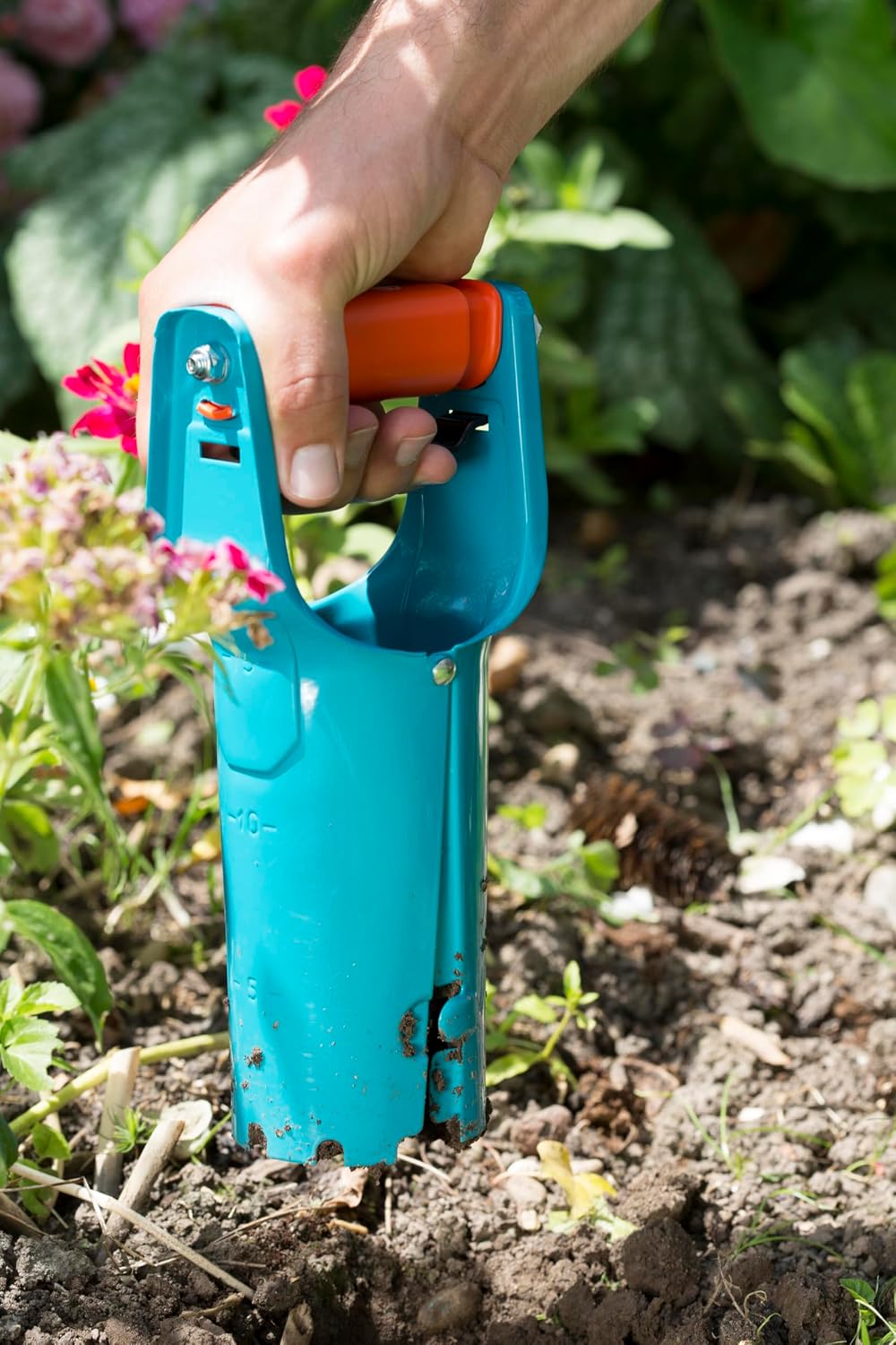 Detalle de Gardena Blumenzwiebelpflanzer 3412-20 – Präzise Pflanzhilfe zum Blumenzwiebelsetzen