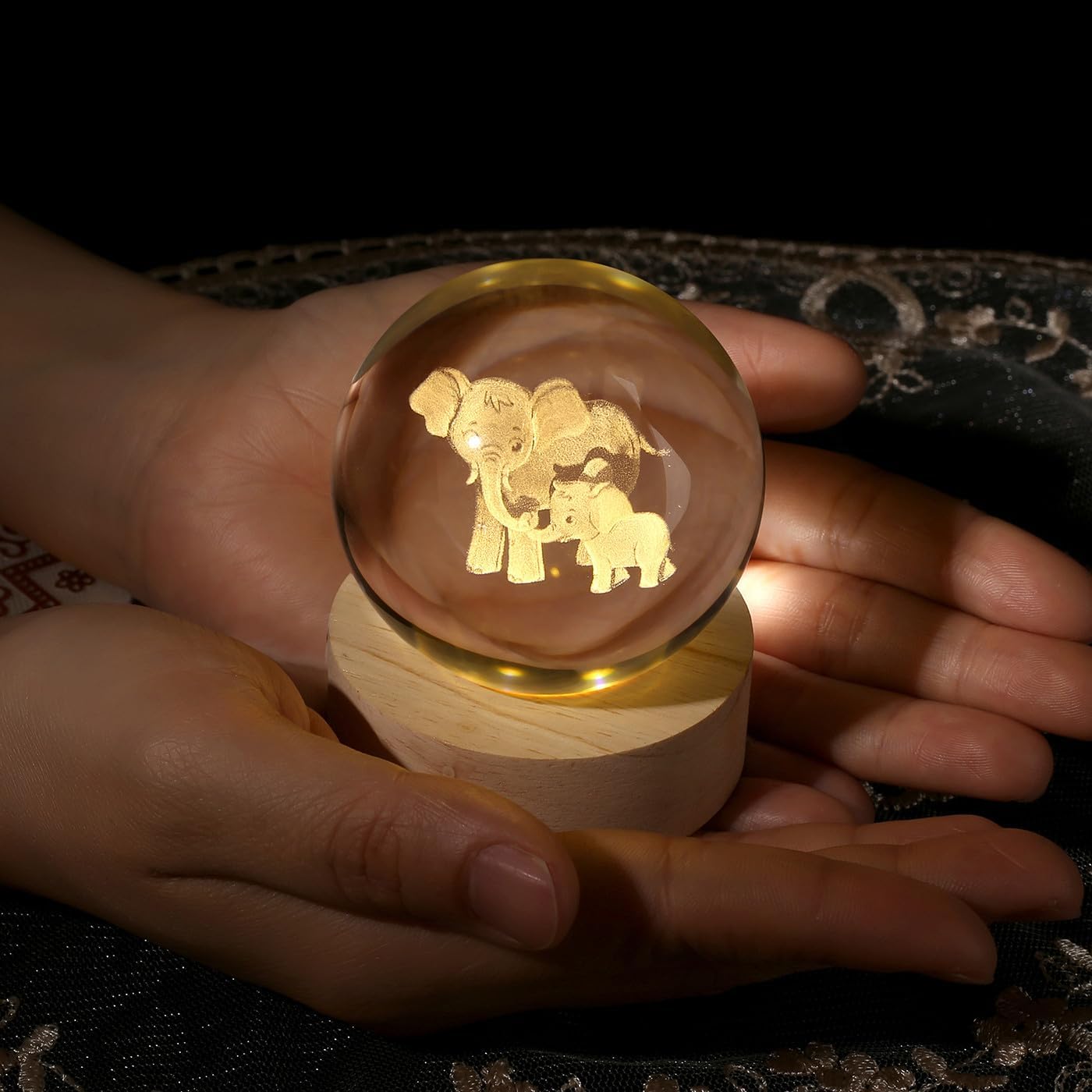 Detalle de AWARDSEN Elephant Crystal Ball with Luminous Base: Gentle Night Light and Thoughtful Gift