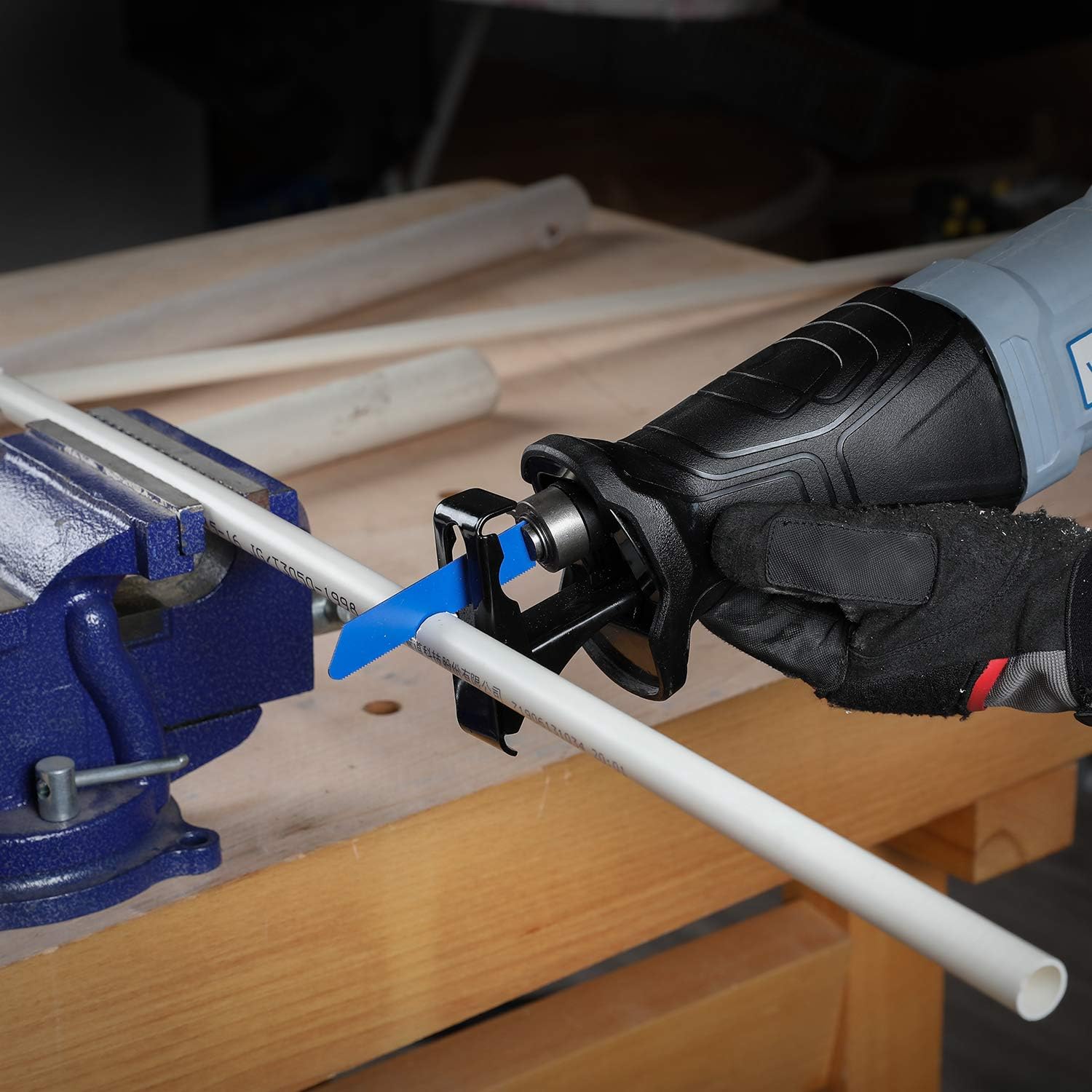Detalle 2 de WORKPRO 710W Reciprocating Saw with Variable Speed, Tool-Free Blade Change (4 Blades, 20 mm Stroke)