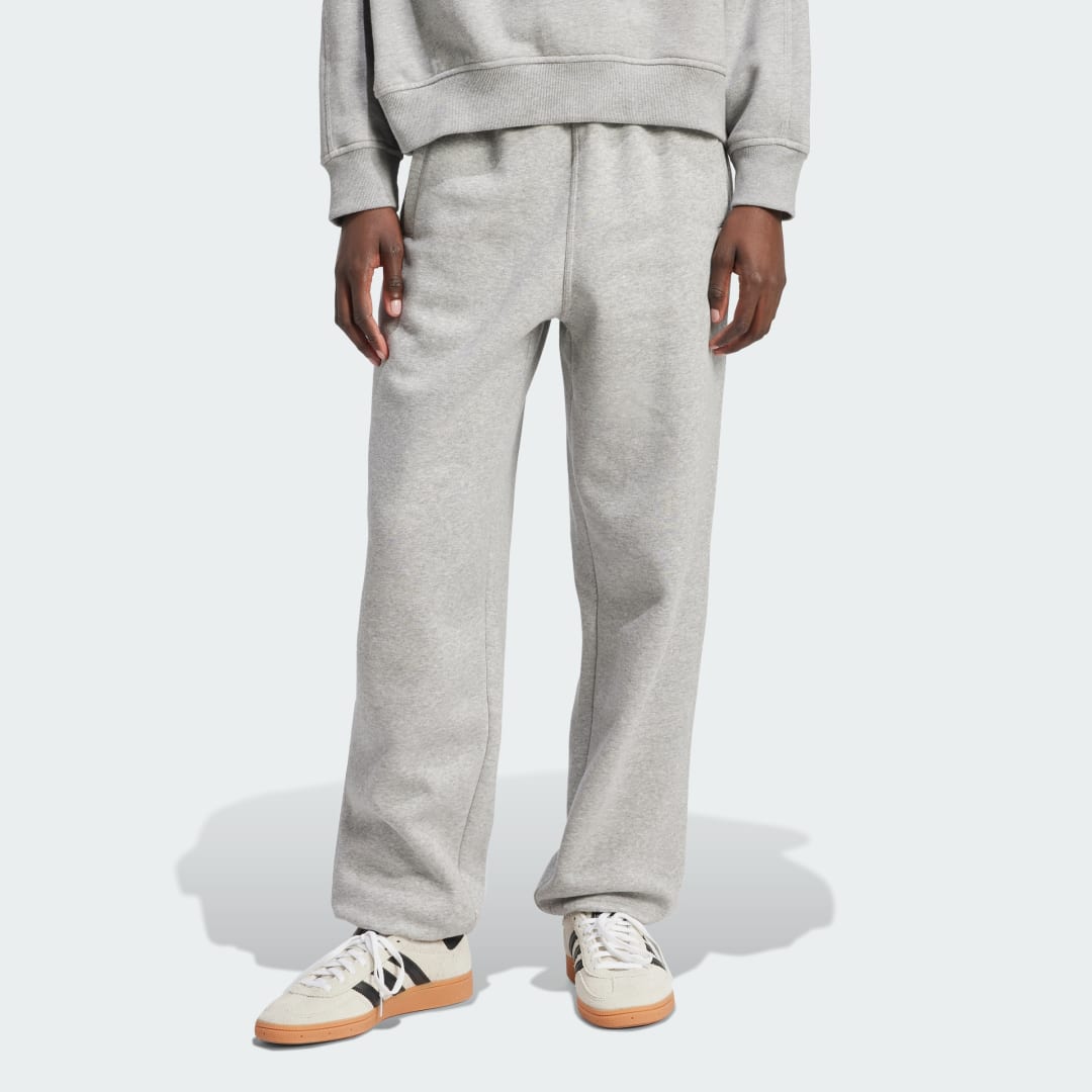 Detalle de adidas Essentials Fleece Loose: pantalón gris de estilo suelto