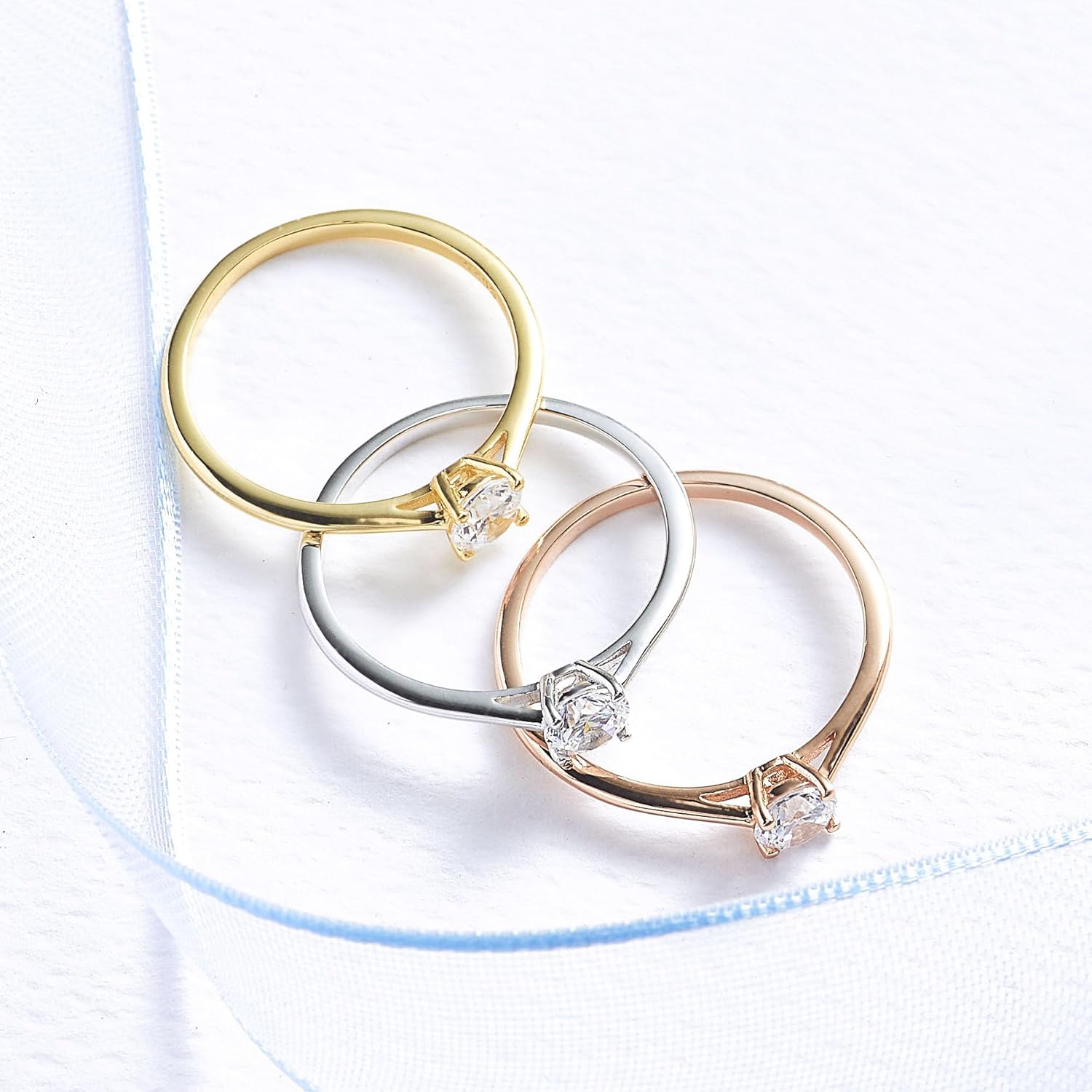 Detalle de Anello Solitario Donna in Argento 925 con Zirconia Cubica di inSCINTILLE – Confezione regalo inclusa