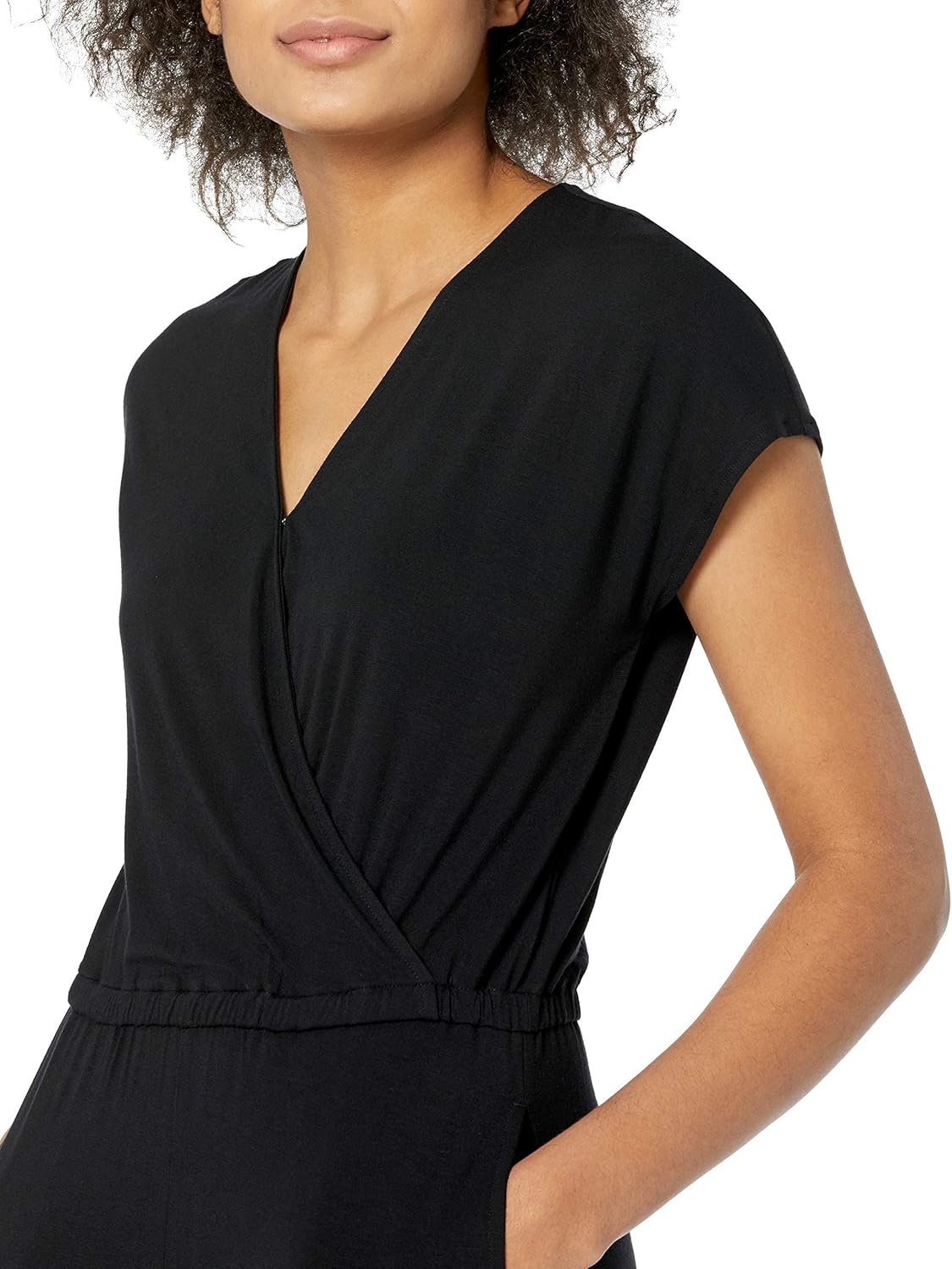 Thumbnail 2 de Amazon Essentials Damen kurzärmeliger Wickel-Overall mit weitem Crop-Bein (Beininnenlänge 52,7 cm)