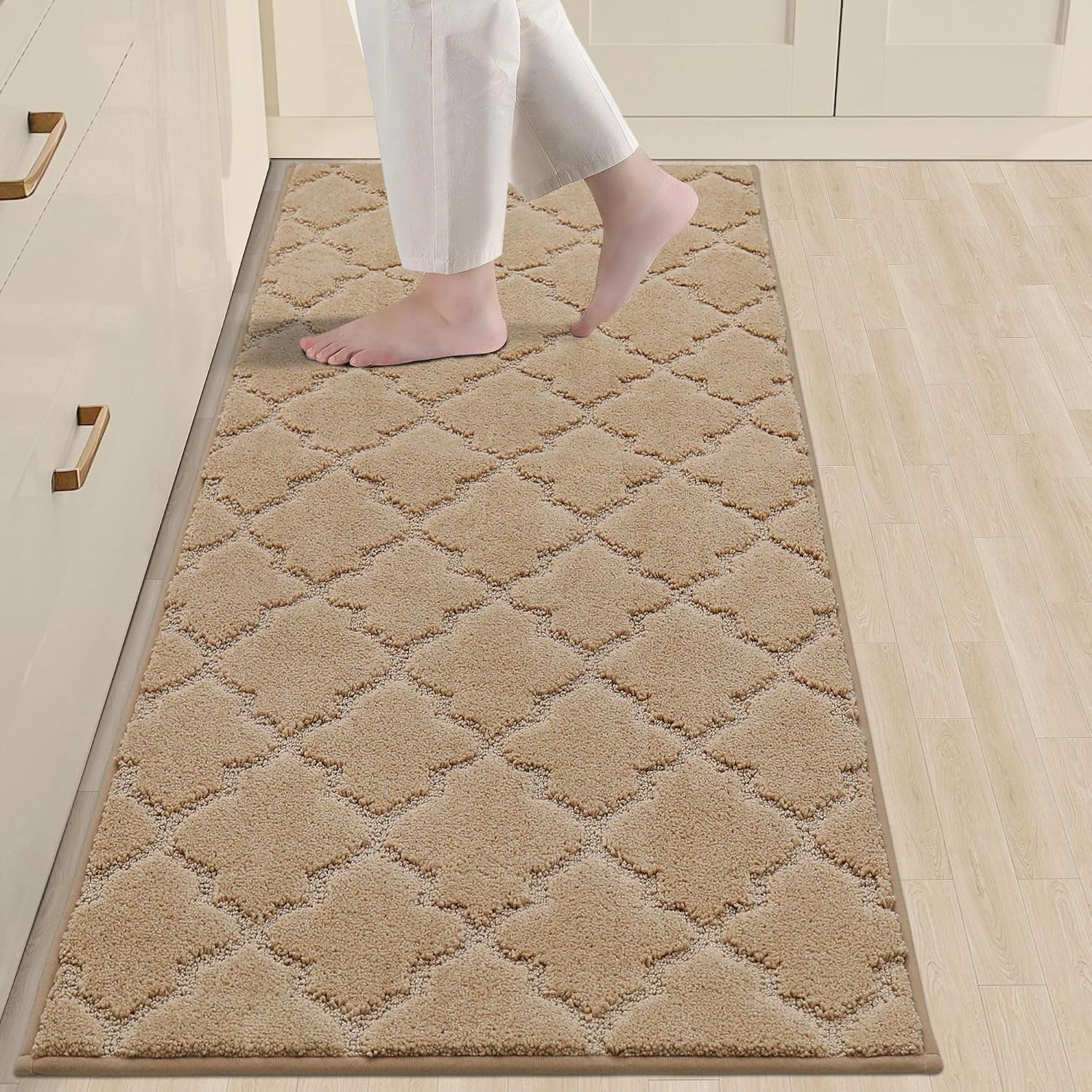 Detalle de COSY HOMEER Kitchen Runner Rug 24" x 60" Non-Slip, Washable, Absorbent Polyester Floor Mat (Beige)