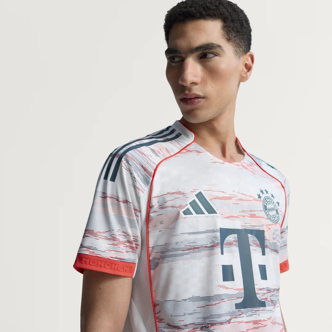 Detalle de Camiseta 2ª. equipación FC Bayern 25/26 Authentic de Adidas (Blanco) – para fans y coleccionistas