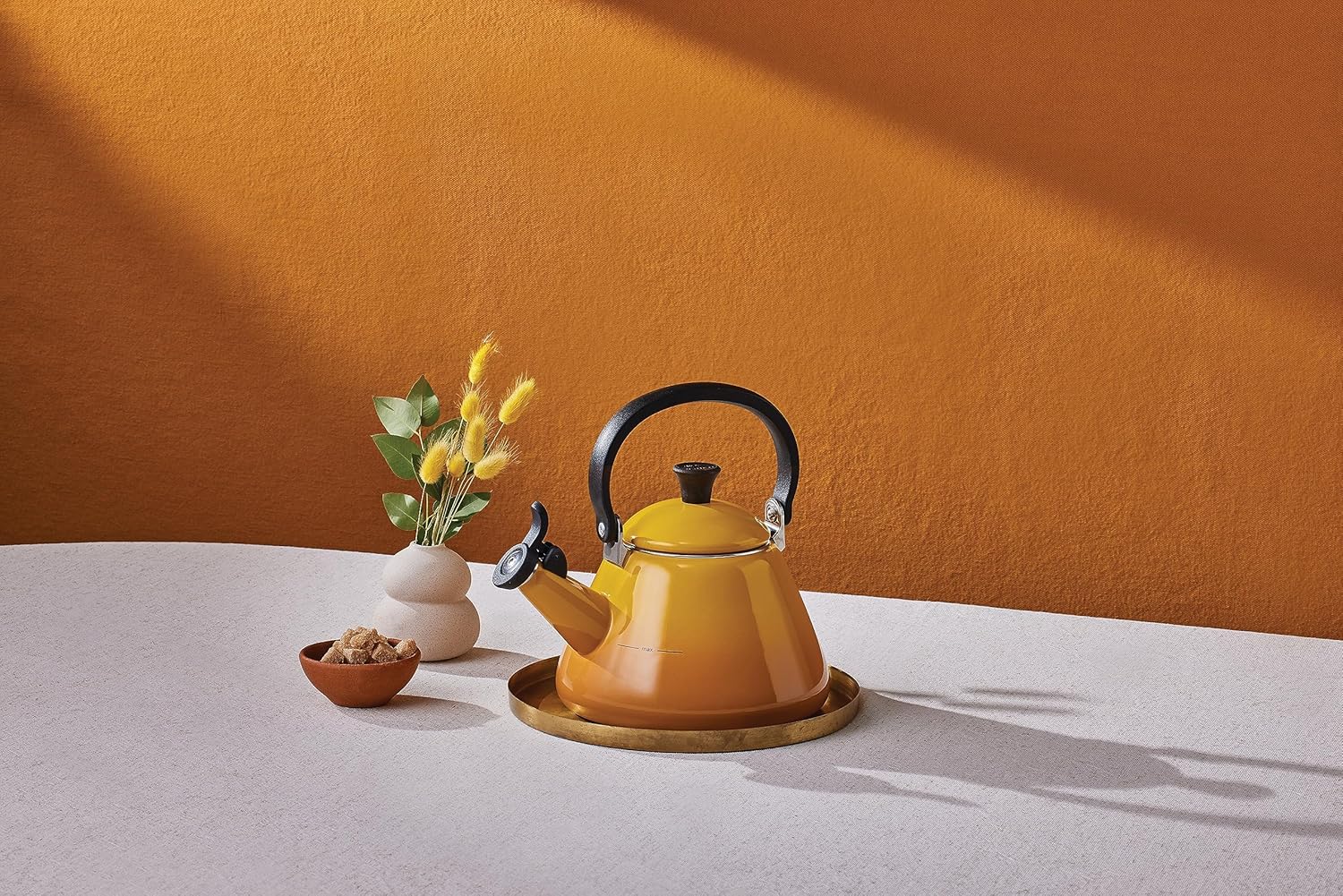 Detalle 2 de Le Creuset Kone Stove-Top Kettle with Whistle, 1.6 L, Nectar